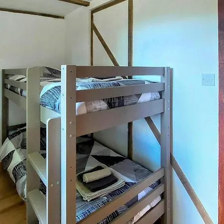 3 Bedroom Awesome In * Zutkerque